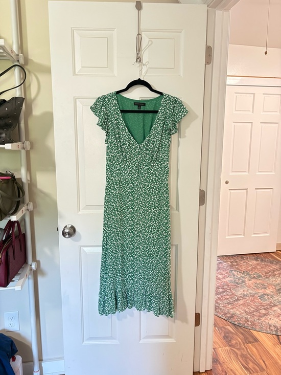 Banana Republic Dresses & Skirts - Banana Republic Green Floral V-Neck Midi Dress with Ruffle Hem Size 6